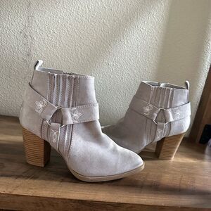 Qupid Light Grey Ankle Booties Size 6